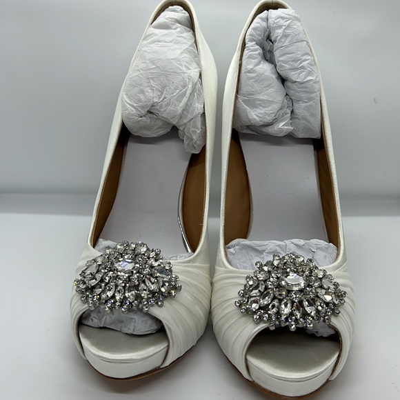 🤩 Gorgeous Badgley Mischka Satin Pumps in Ivory/White Sz 7.5 NIB - Picture 7 of 11